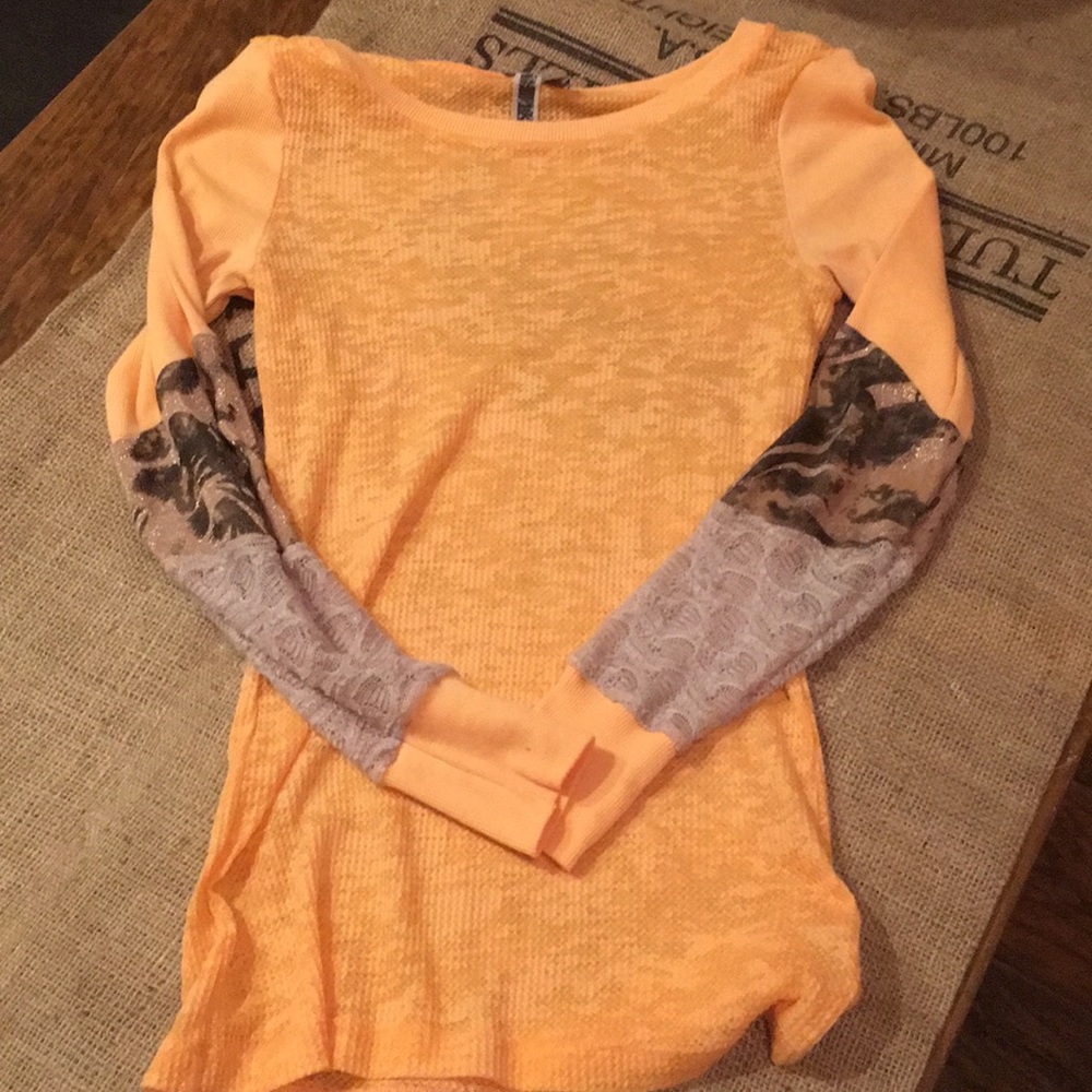 BKE burnout shirt size S😮🍷👏🏻